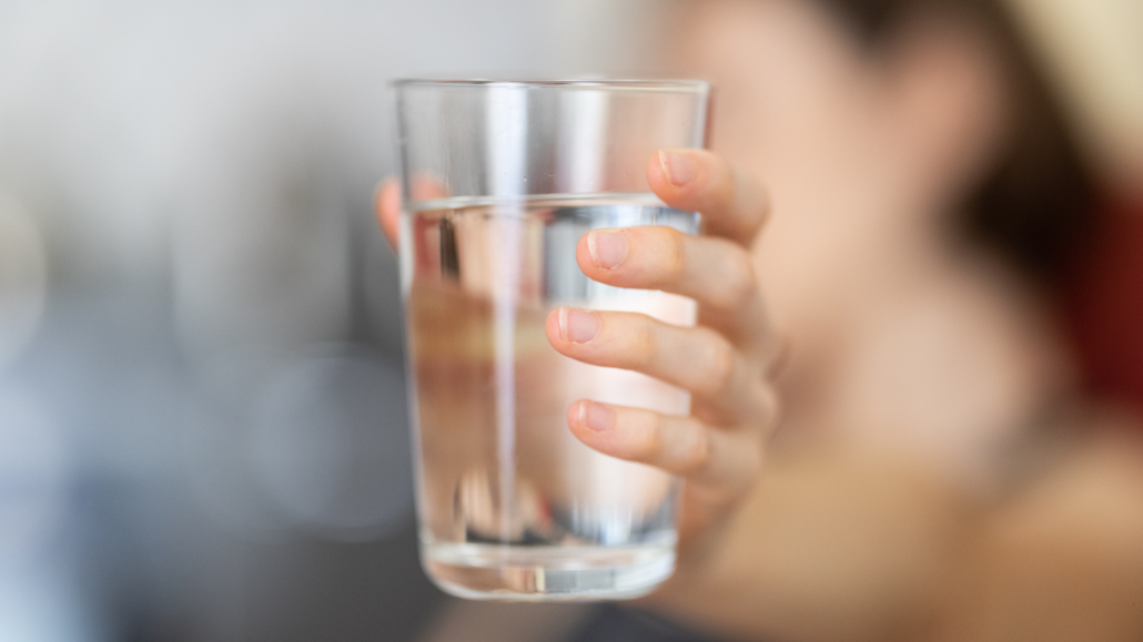 beber agua por la mañana uno de los hábitos matutinos de las personas exitosas y altamente productivas